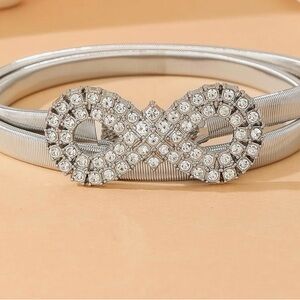 Metal Elegant stretch belt with a sparkling rhinestone